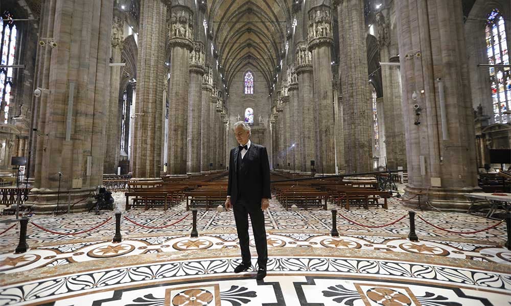 “Music for Hope”: Andrea Bocelli’den boş katedralde solo performans